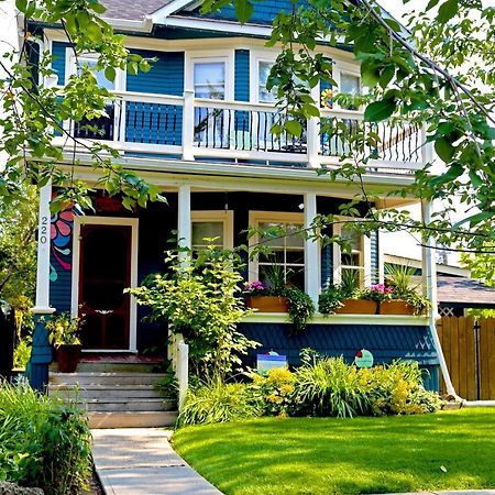 River Lee Executive Bed And Breakfast YYC Eksteriør billede