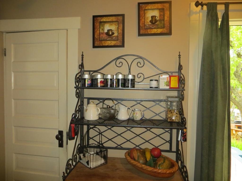River Lee Executive Bed And Breakfast YYC Eksteriør billede