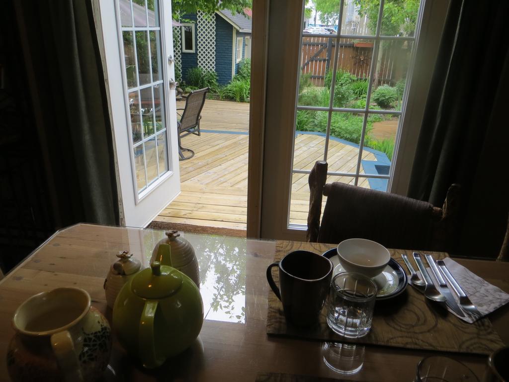 River Lee Executive Bed And Breakfast YYC Eksteriør billede