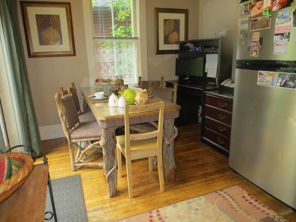 River Lee Executive Bed And Breakfast YYC Eksteriør billede