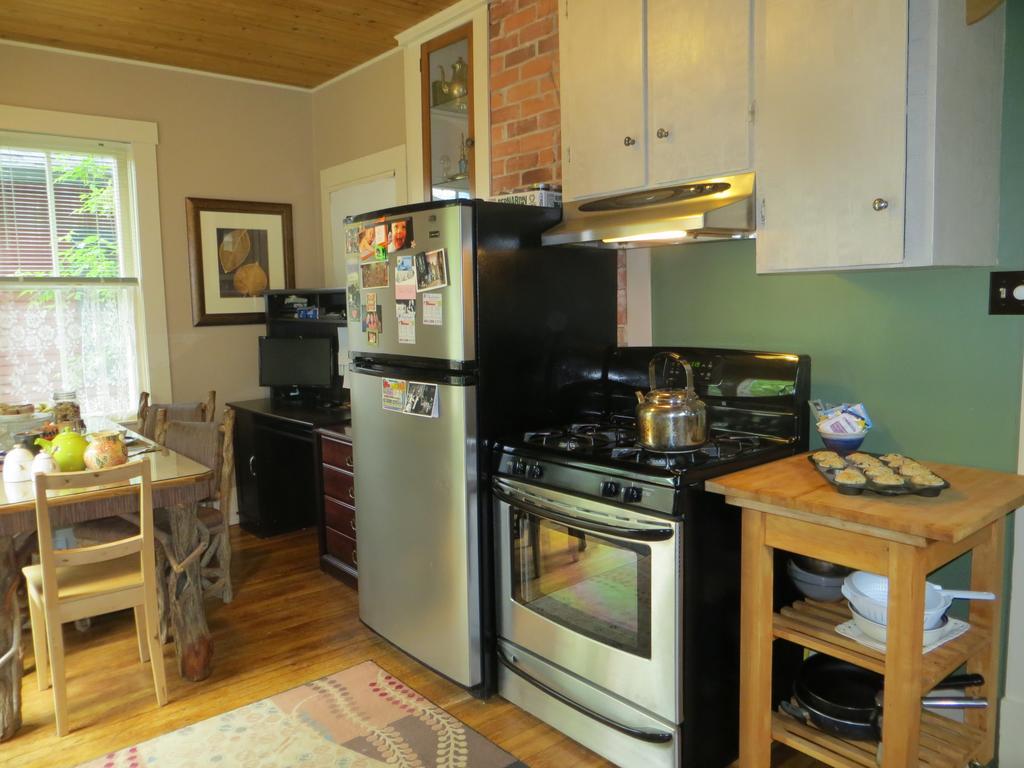 River Lee Executive Bed And Breakfast YYC Eksteriør billede