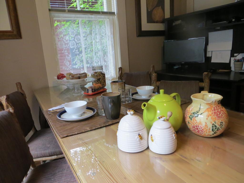 River Lee Executive Bed And Breakfast YYC Eksteriør billede