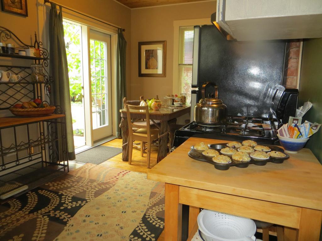 River Lee Executive Bed And Breakfast YYC Eksteriør billede