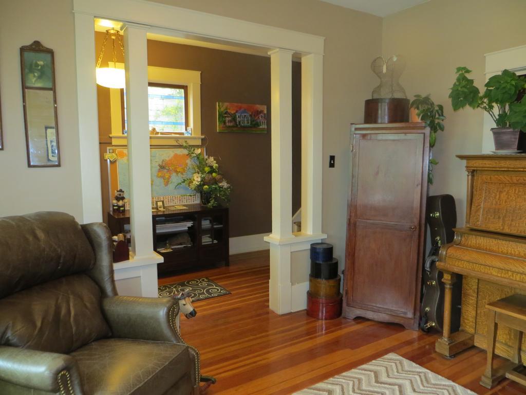 River Lee Executive Bed And Breakfast YYC Eksteriør billede