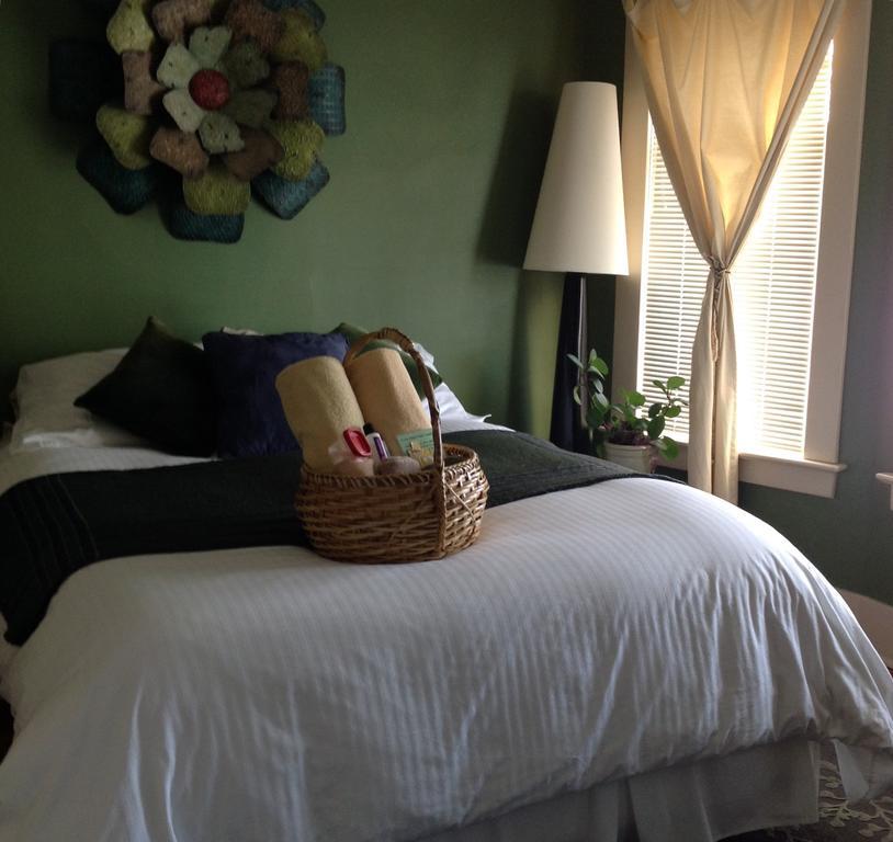 River Lee Executive Bed And Breakfast YYC Eksteriør billede