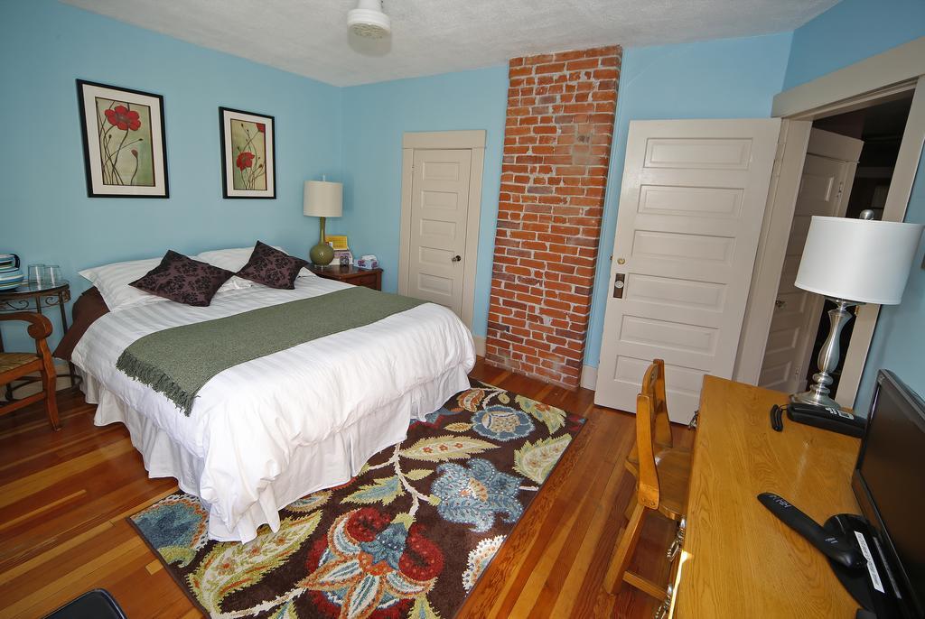 River Lee Executive Bed And Breakfast YYC Eksteriør billede