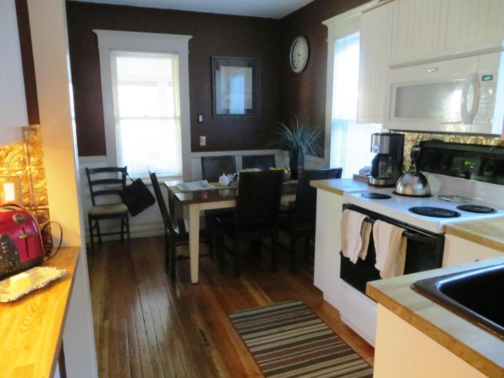 River Lee Executive Bed And Breakfast YYC Eksteriør billede