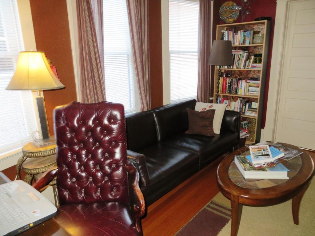 River Lee Executive Bed And Breakfast YYC Eksteriør billede