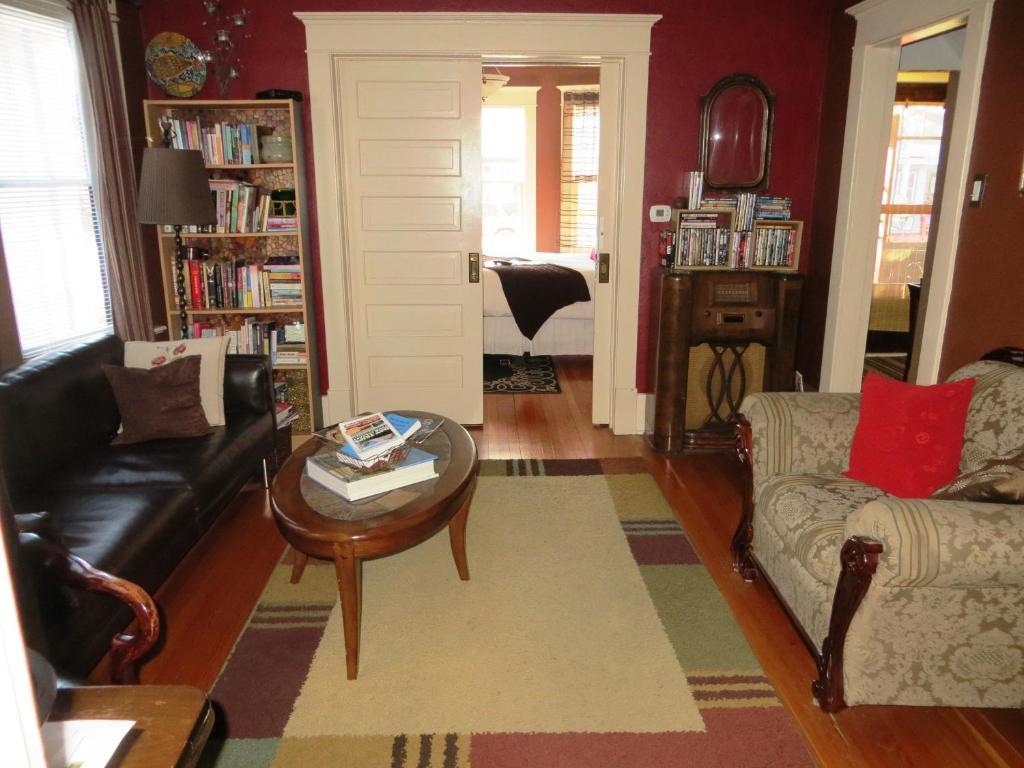 River Lee Executive Bed And Breakfast YYC Eksteriør billede