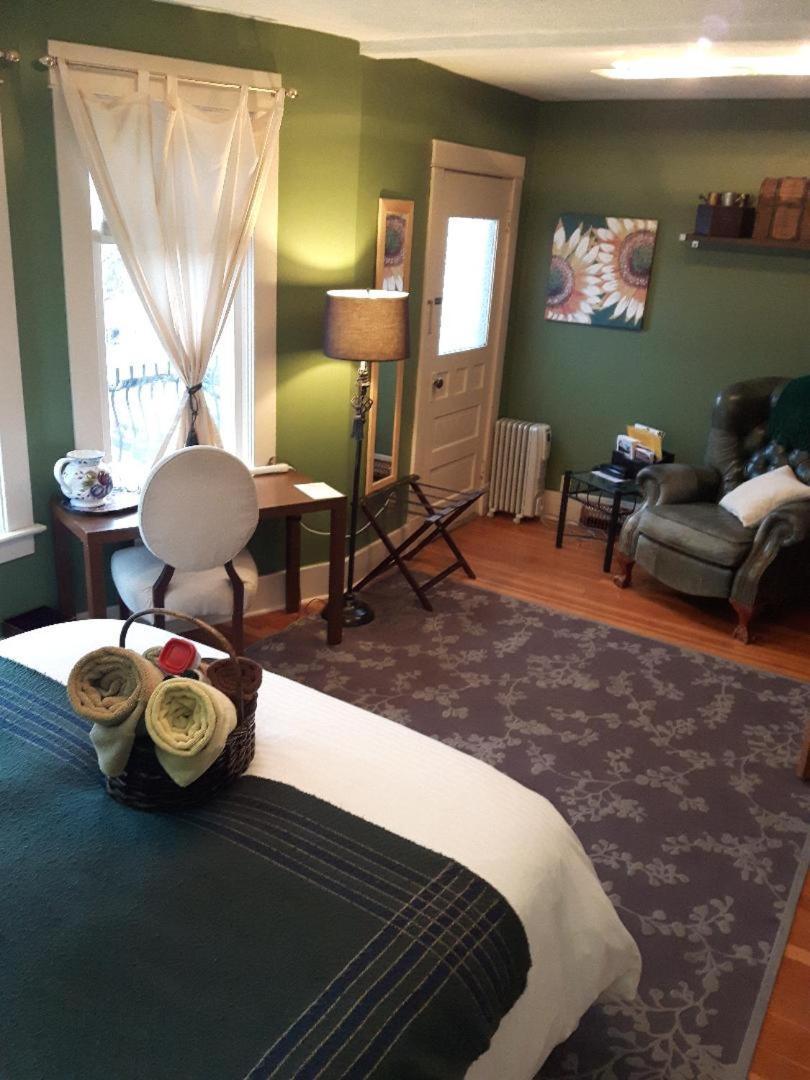 River Lee Executive Bed And Breakfast YYC Eksteriør billede