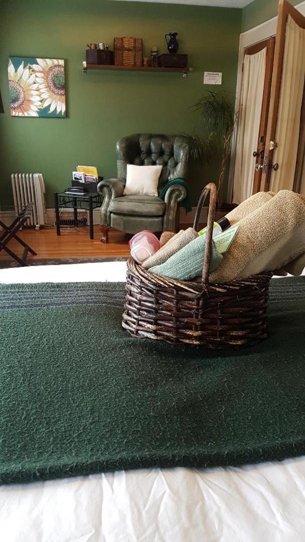 River Lee Executive Bed And Breakfast YYC Eksteriør billede